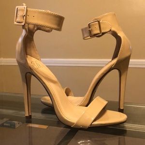 Size 8 Open Toed Ankle Strap Heels 🔥